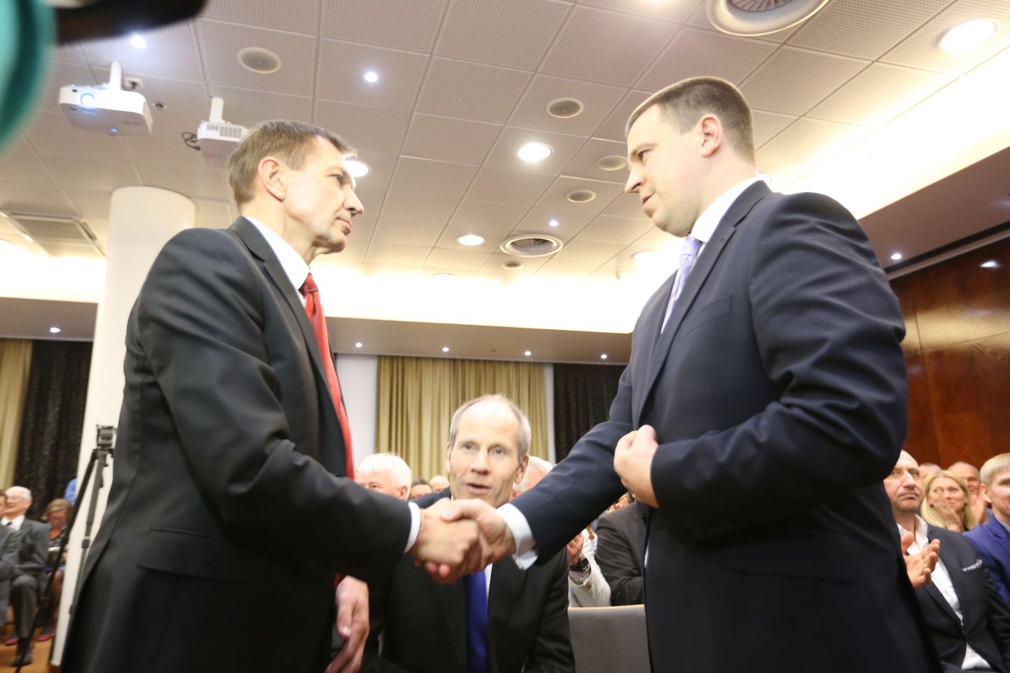 Urmas Sõõrumaa ja Jüri Ratas surusid EOK juhivalimiste järel kätt.
