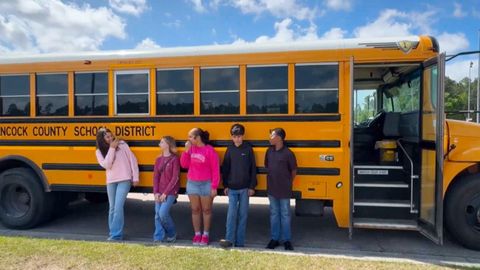 SURMASÕIT JÄI ÄRA ⟩ USAs haarasid koolilapsed bussijuhi minestuse järel ise rooli