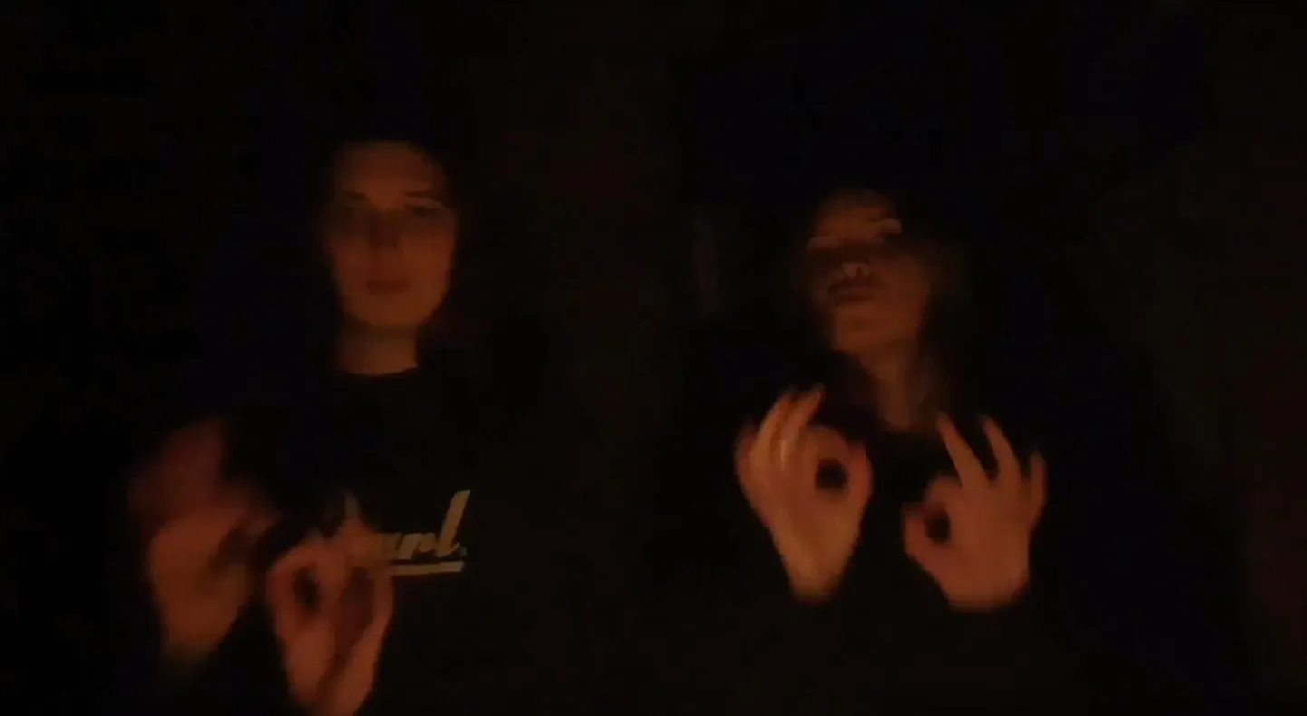 Getter Kreen (vasakul) ja pärnakas Keiti Huik panid end proovile, tõlkides Nublu laulu viipekeelde. Kuvatõmmis videost.