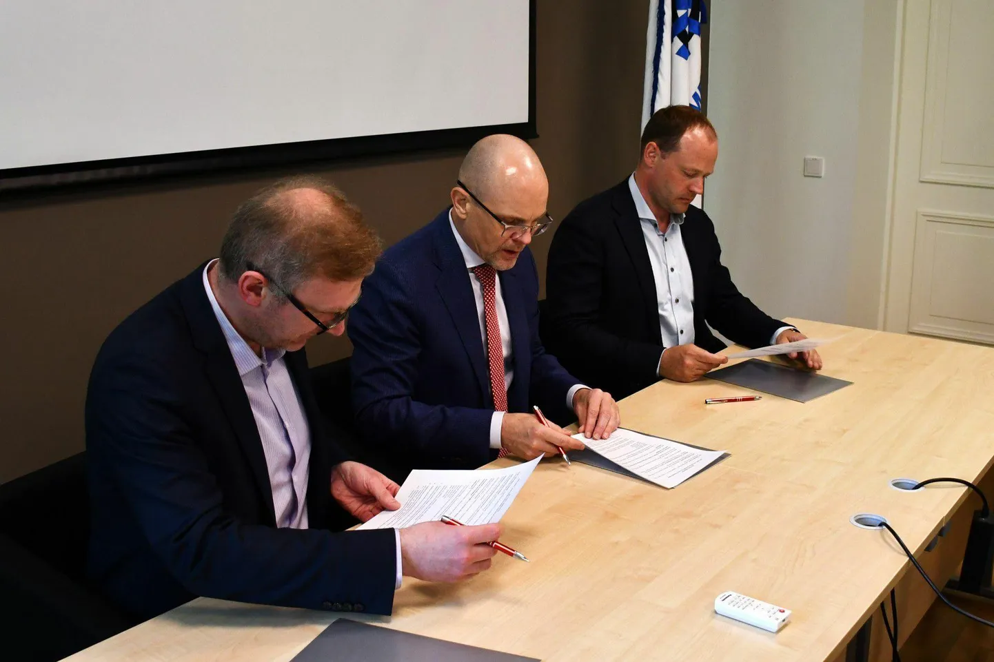 Eesti Ametiühingute Keskliidu esimees Jaan Hendrik Toomel (vasakult), Majandus- ja infotehnoloogiaminister Tiit Riisalo (Eesti 200) ja Eesti Tööandjate Keskliidu juht Arto Aas leppisid 30. mail 2023 kokku alampalga kasvutempos kuni 2027. aastani.