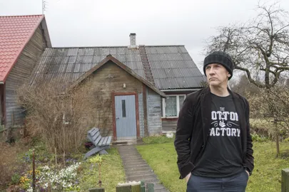 Kunstnik Marko Mäetamm ja tema kunagine kodumaja, mis läheb pärast viimast näitust Mulgi valla käsutusse ning vajub kunstniku arvates ilmselt peagi maa sisse.