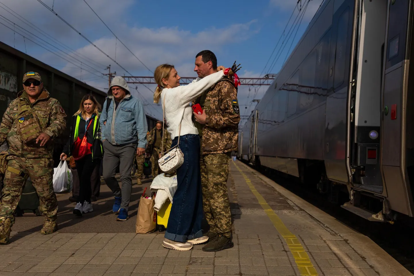 Ukraina sõdur Võtali kallistab 2023. aasta oktoobris 50 kilomeetri kaugusel rindejoonest, Kramatorski vaksalis talle Tšerkassõst külla sõitnud Anfissat.