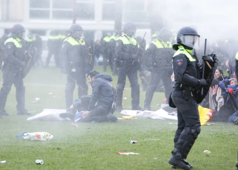 Hollandi märulipolitsei ja protestijad Amsterdamis