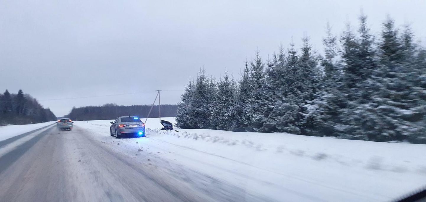 Teelt välja sõitnud Auto Talllinna–Pärnu maanteel Are lähedal.