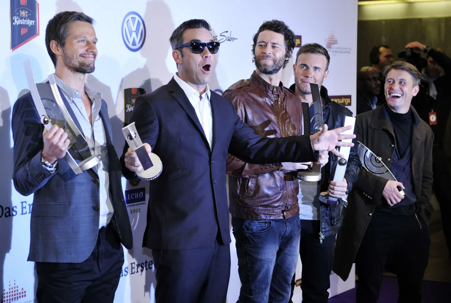Ansambel Take Thati liikmed. Vasakult: 
Jason Orange , Robbie Williams, Howard Donald, Gary Barlow ja Mark Owen.