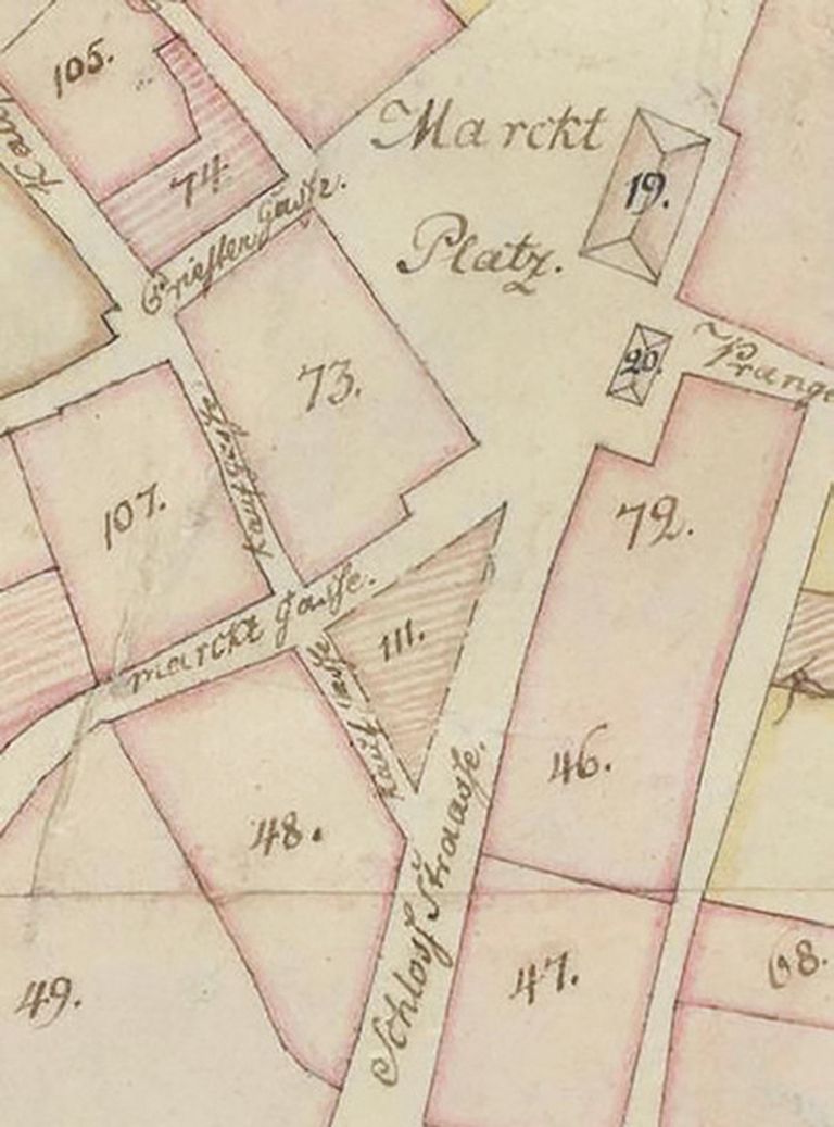 1787 - Praegune mälestussamba plats on juba 1681. aasta Kuressaare tervikkaardil hoonestamata täiesti olemas. Esimest korda on kolmnurkne väljak 1787. aasta kaardil (krunt nr 111). Viirutus tähendab, et tegemist on hoonestamata linnakrundiga.