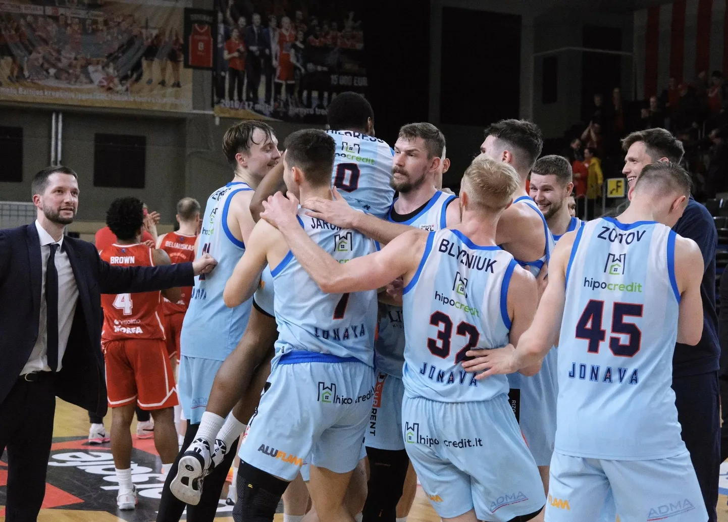 Mihkel Kirves (mängijatest vasakult neljas) koos satsiga võitu tähistamas.