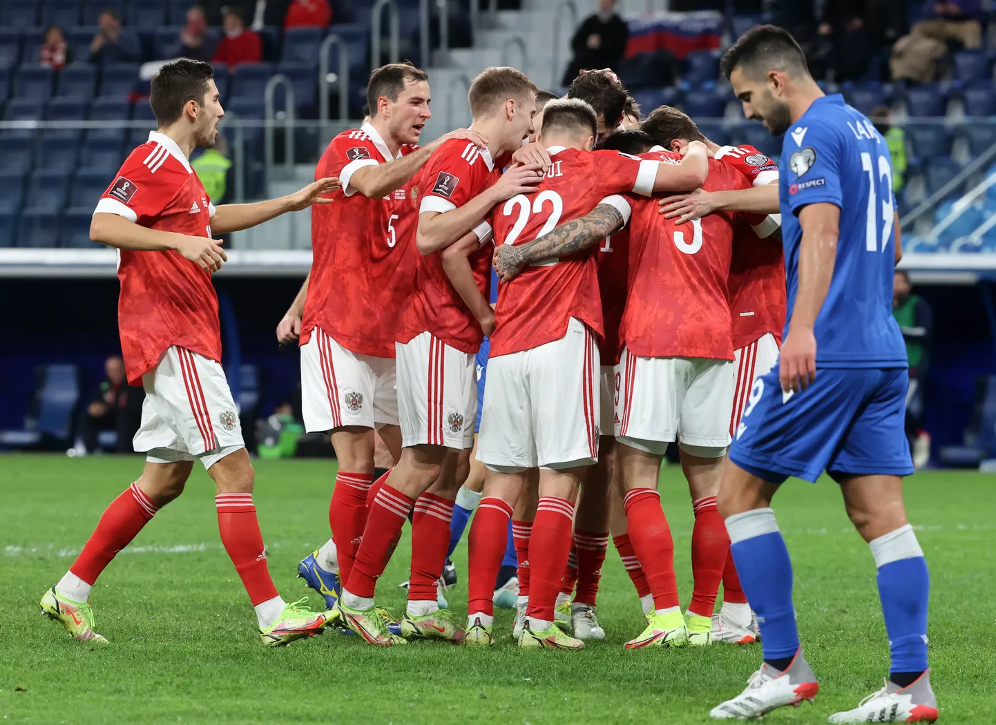 Российская сборная (в красном) празднует гол. Отборочные турниры на ЧМ 2022, ноябрь 2021 года.