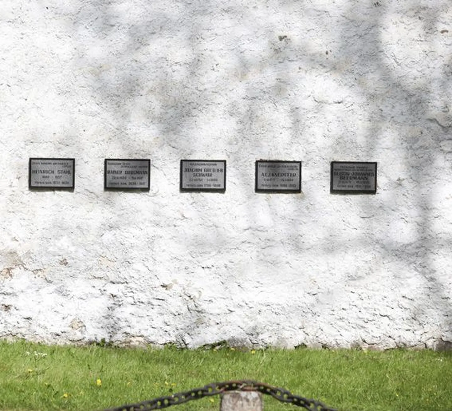Arnold Knüpfferi haud (rist) Kadrina kiriku juures (seal ka keelemeeste mälestustahvlid).