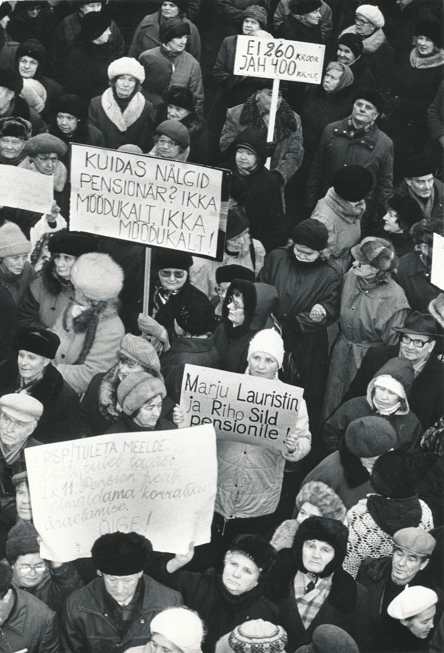 Pensionäride pikett 1993. aasta jaanuaris Toompeal. 