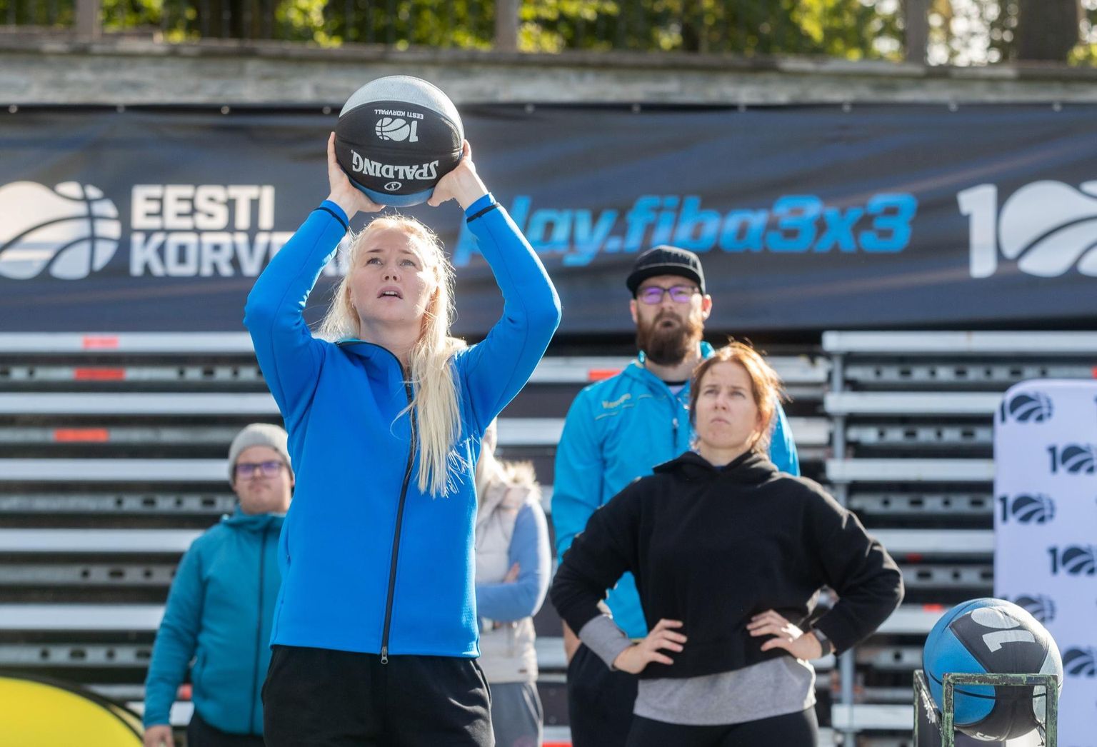 Naistekoondislane Annika Köster rekordiüritusse oma panust andmas.