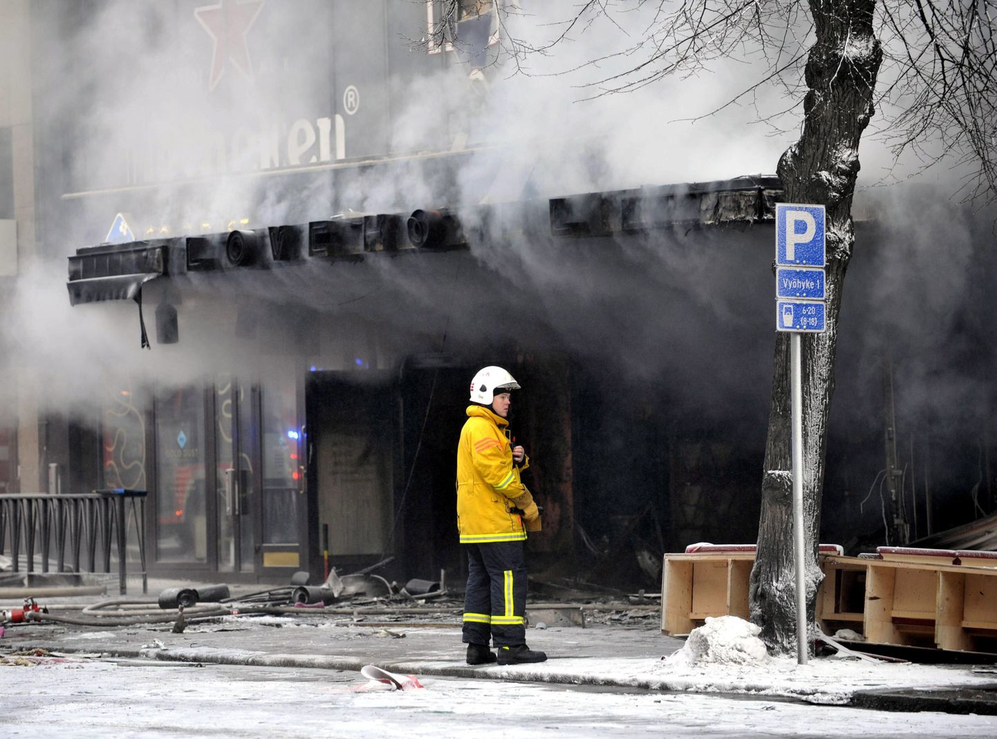 Tuletõrjuja tuleõnnetuses kahjustada saanud pizzarestorani ees Tamperes.