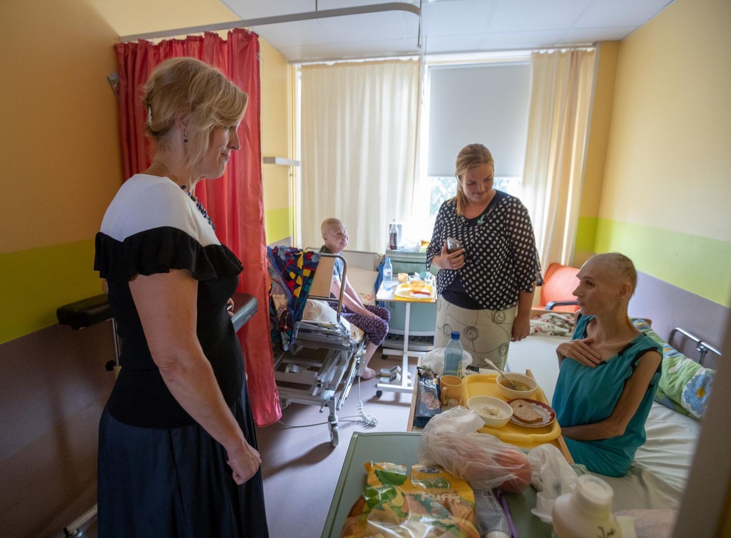 На прошлой неделе министр социальной защиты Кайа Ива (слева) посетила Таллиннскую диаконическую больницу.