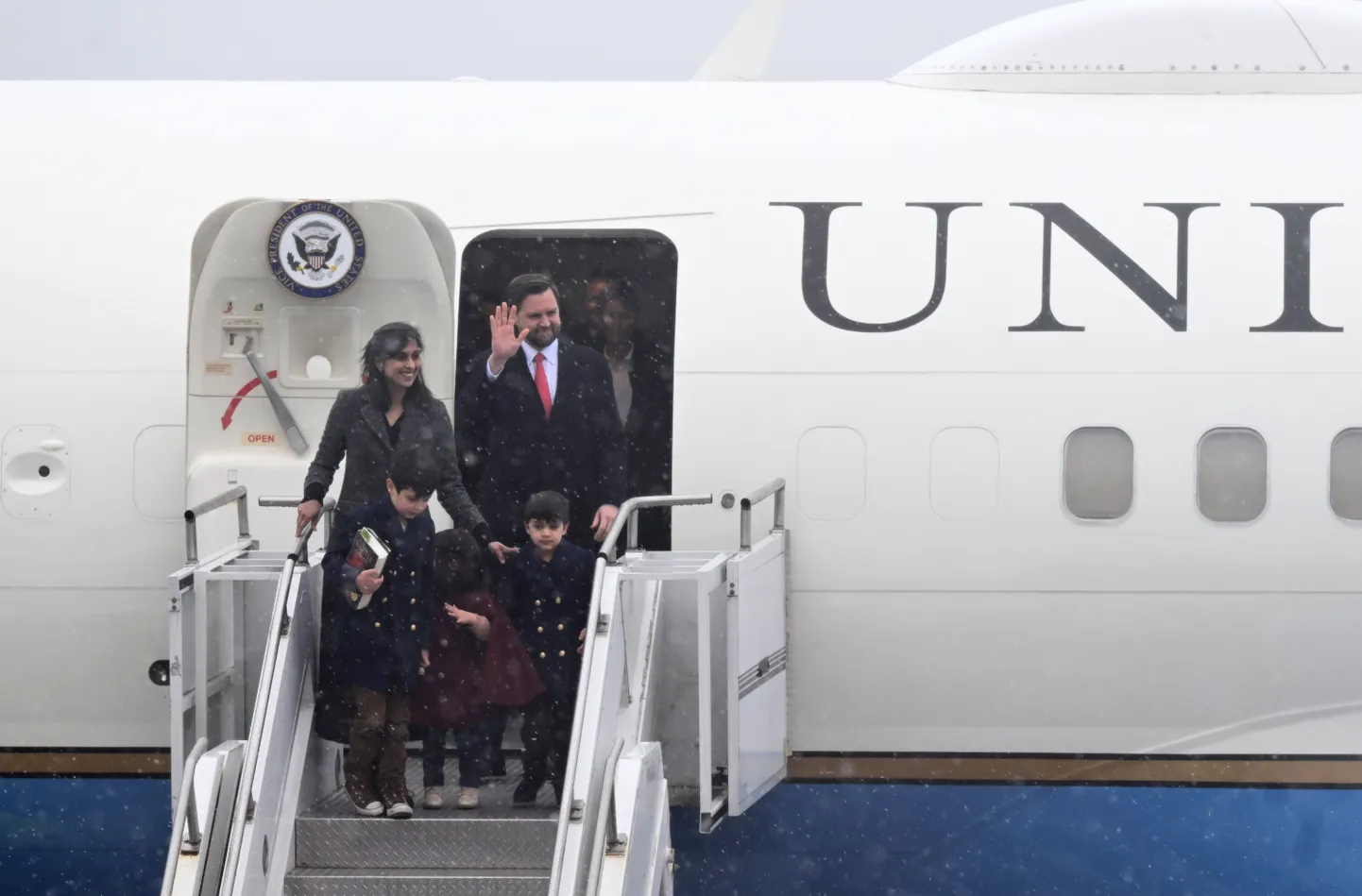 USA asepresident JD Vance perega saabumas Münchenisse 13. veebruaril 2025.
