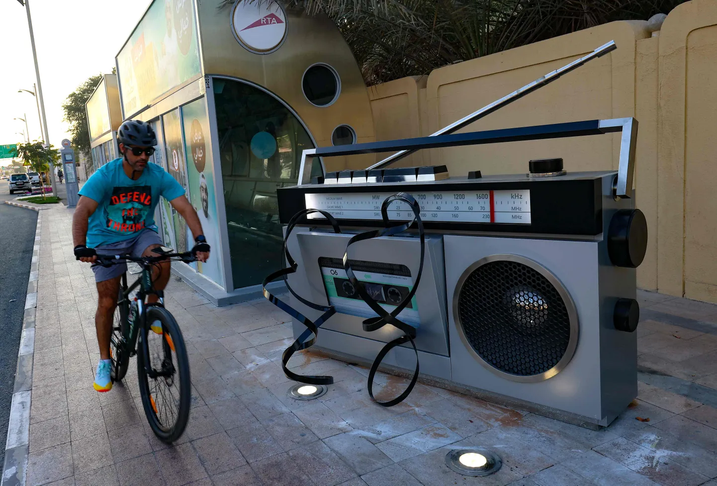 Hiiglasliku raadio skulptuur Dubais.