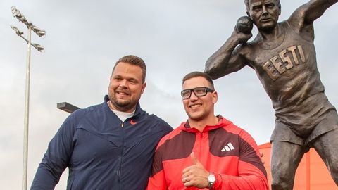 JÕHVI KERGEJÕUSTIKUÕHTU ⟩ Jõhvis staadionil asuvad kettaheiteringi kaks olümpiavõitjat ja maailmameister