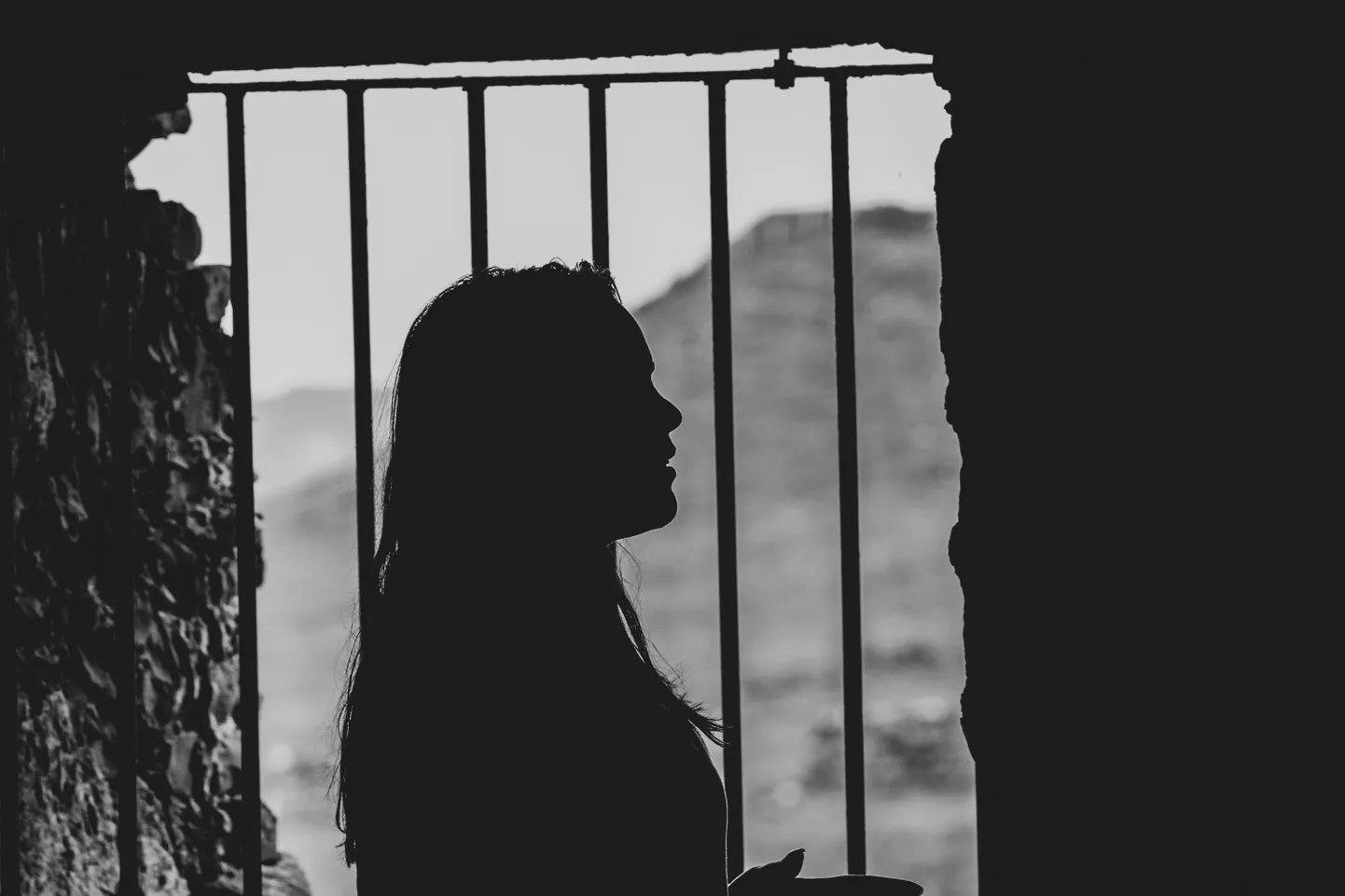 Sievietes siluets cietumā