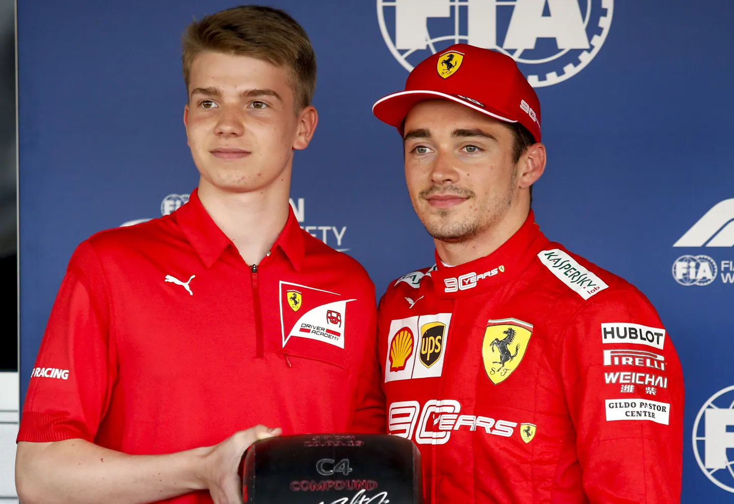 Robert Švartsman (vasakul) ja Ferrari põhisõitja Charles Leclerc.