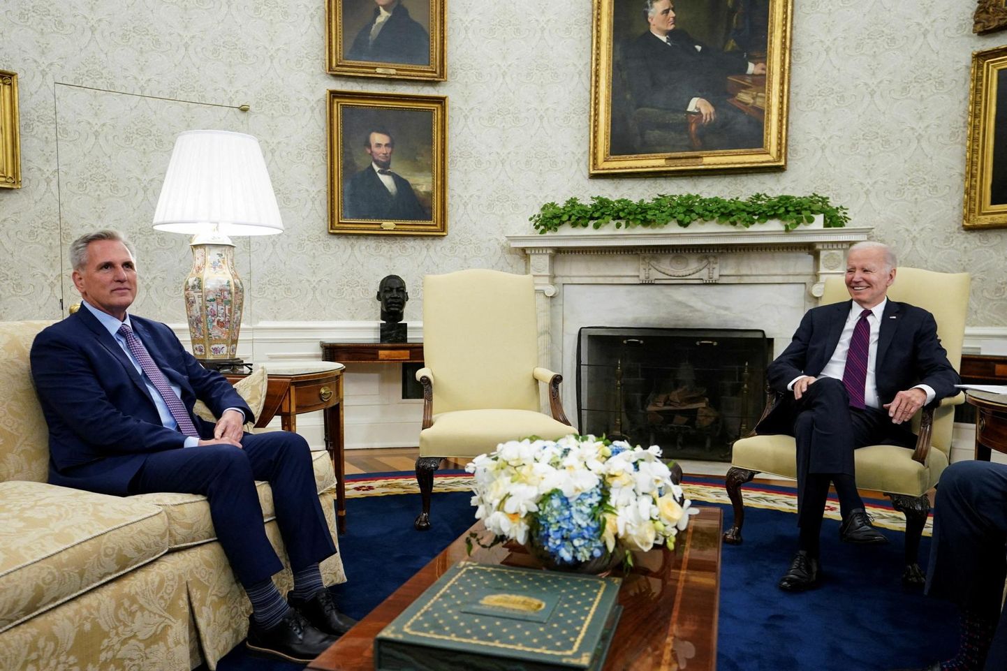 USA president Joe Biden arutas alamkoja spiikri Kevin McCarthy ja teiste Kongressi liidritega USA valitsuse võlalae tõstmist.