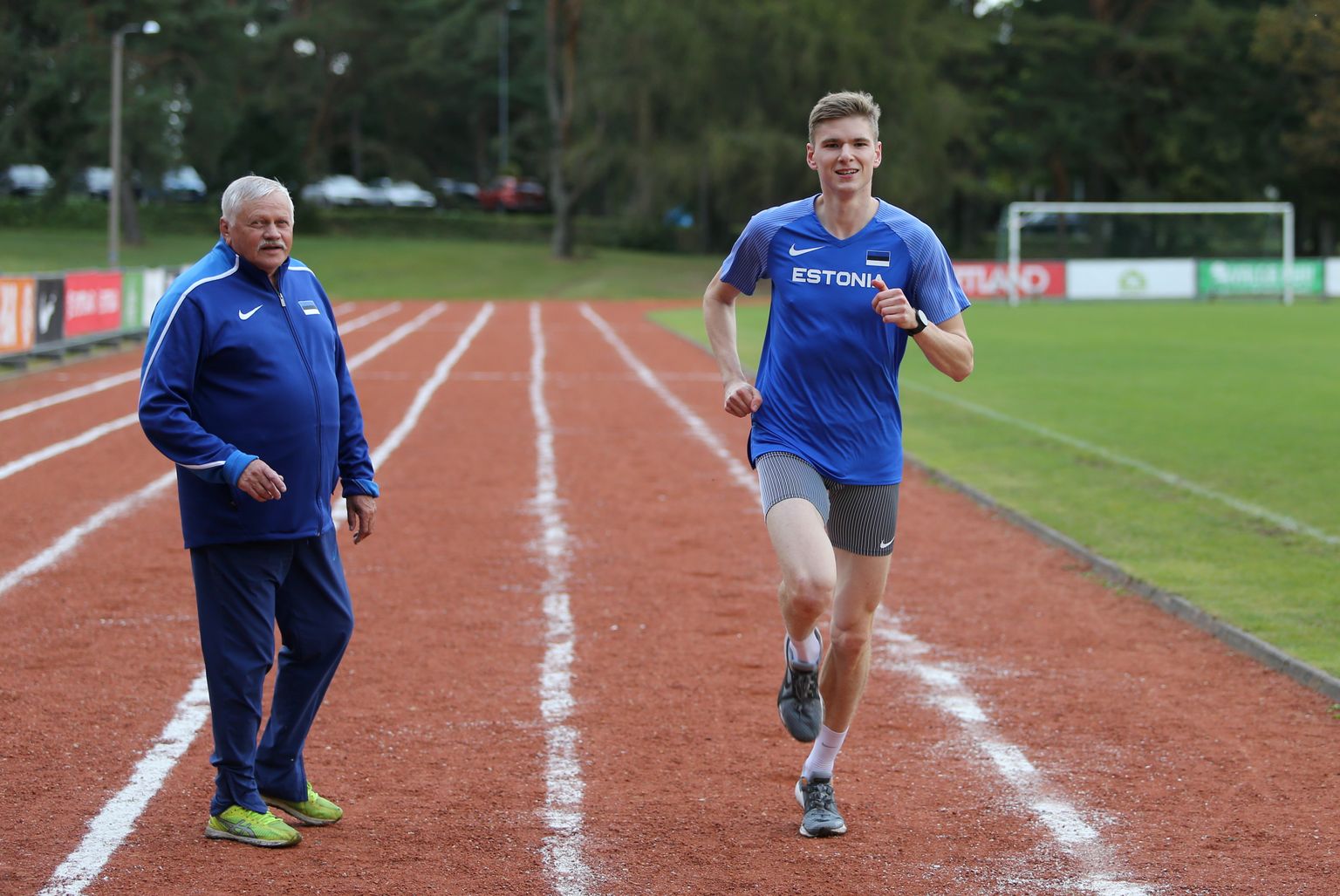 Alates 2018. aastast on Deniss Salmijanovi treeneriks Enn Sellik (vasakul), kes on Eesti rekordiomanik 5000 ja 10 000 meetri jooksus.