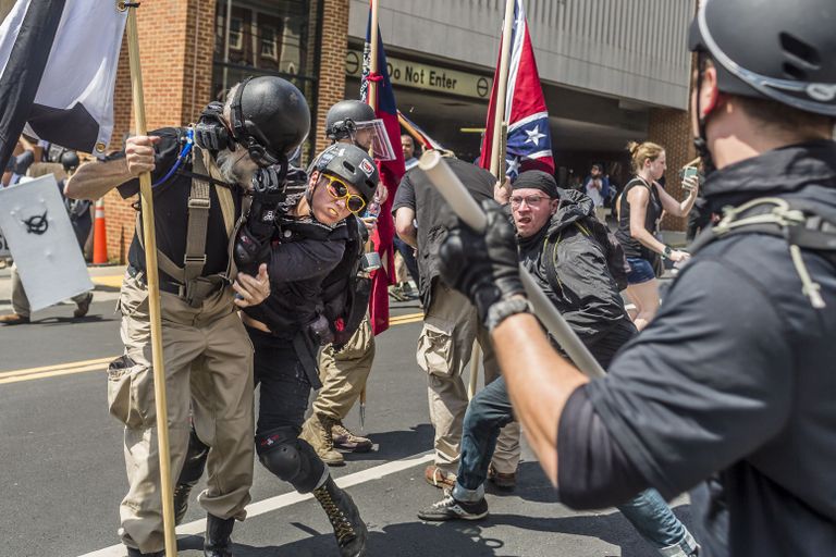 USAs Virginia osariigis asuvas Charlottesville'i linnas puhkesid kokkupõrked paremäärmuslaste ja rassismi vastu protestinute vahel.