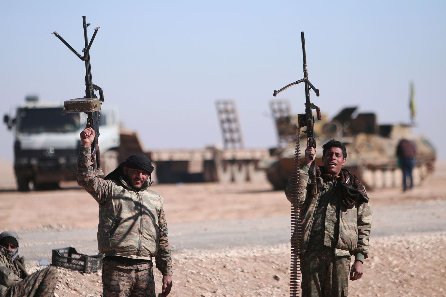 Süüria Demokraatlike Relvajõudude võitlejad Raqqa linna juures.