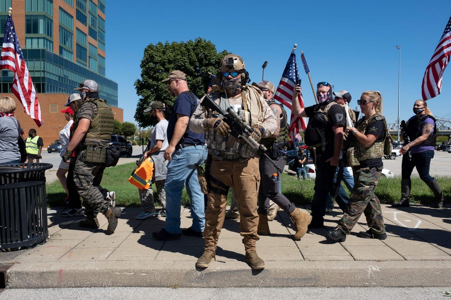 Louisville’i parempoolsed relvarühmitused marsil kohalike korrakaitsjate toetuseks. 