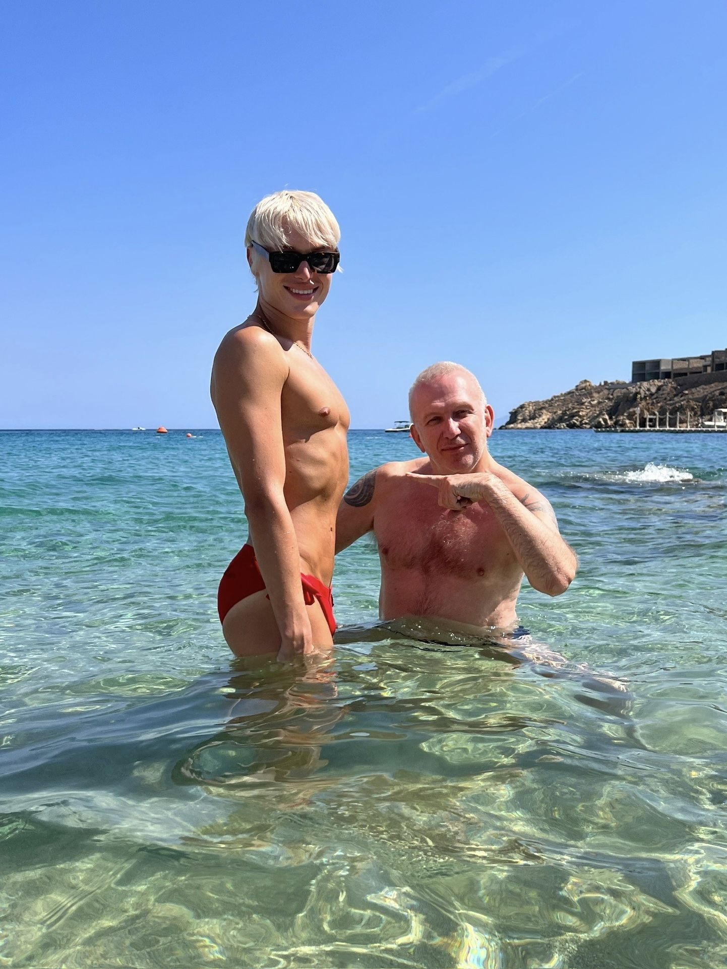 Финский создатель контента и звезда реалити-шоу Сергей Хильман случайно познакомился со всемирно известным модельером Жан-Полем Готье во время своего отпуска.