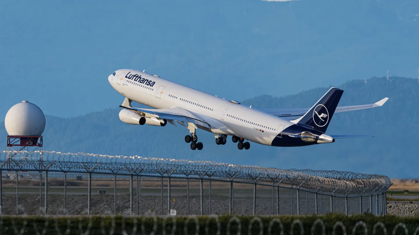 Lufthansa Airbus A340-300 Vancouveris.
