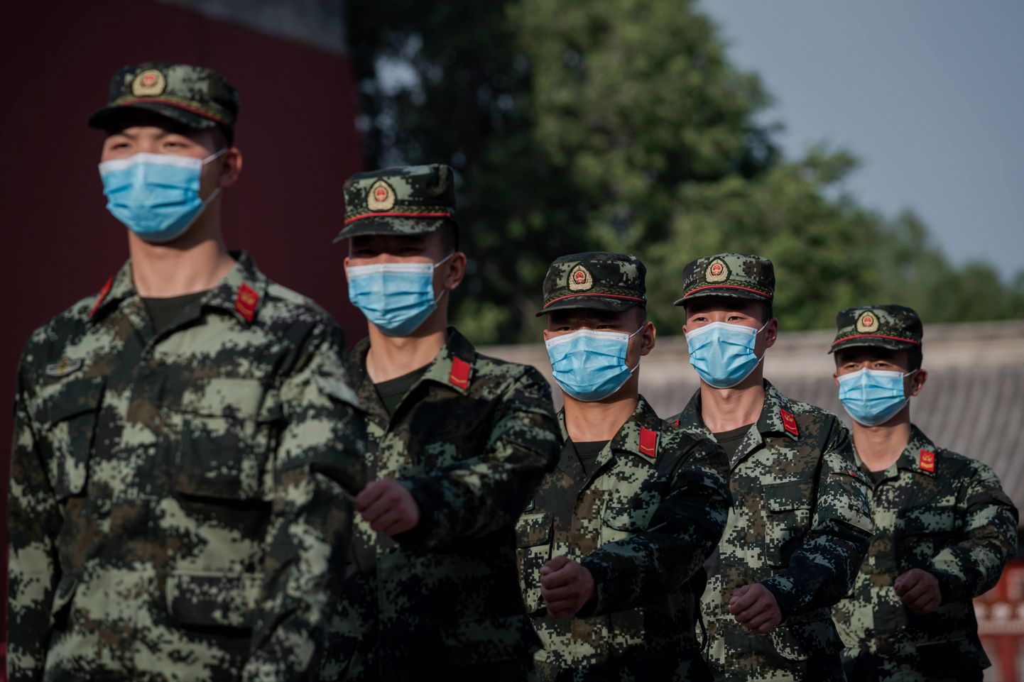 Kaitsemaskides Hiina sõjaväelased marssimas Pekingis.