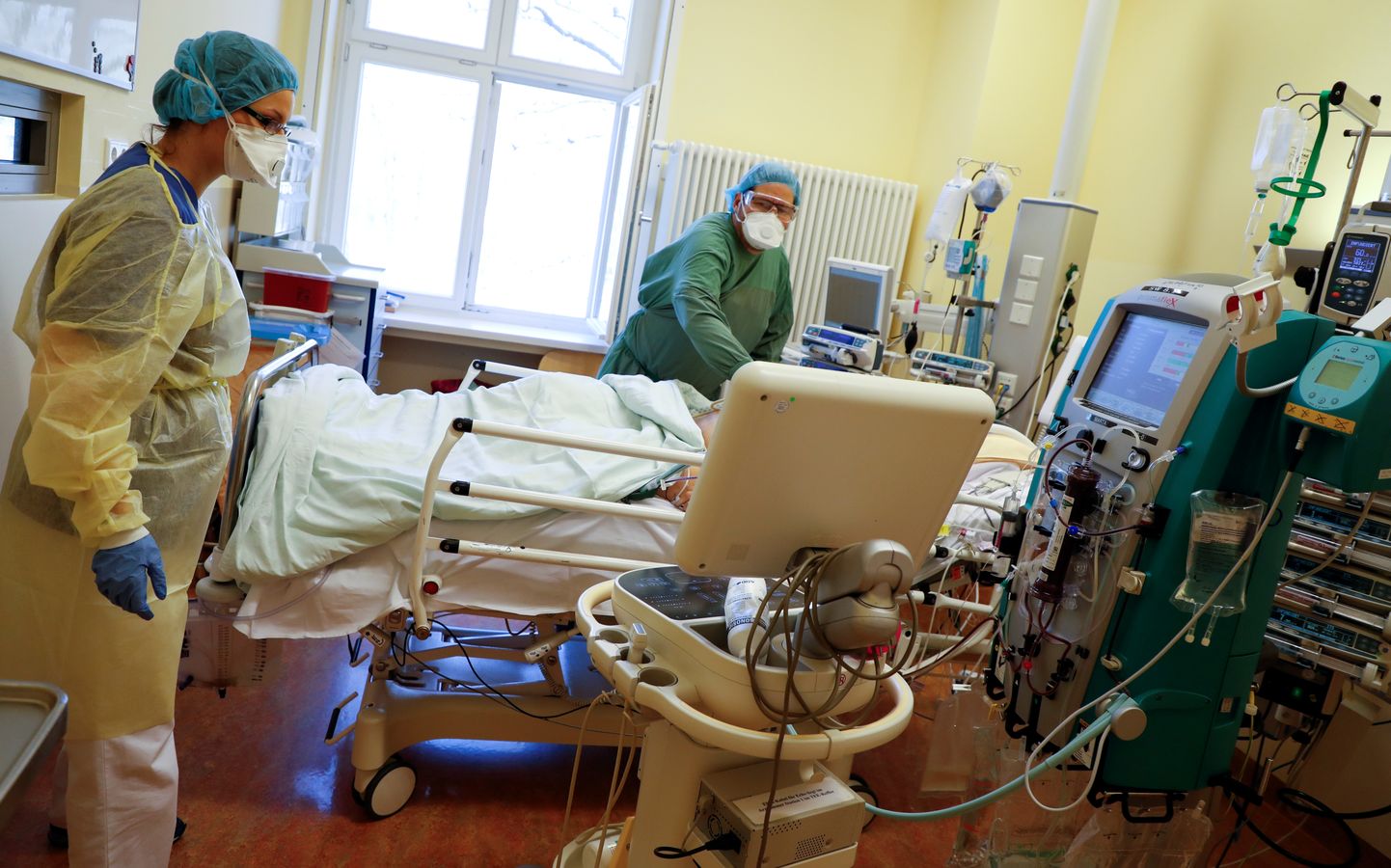 Ārsti Berlīnē aprūpē Covid-19 pacientu.